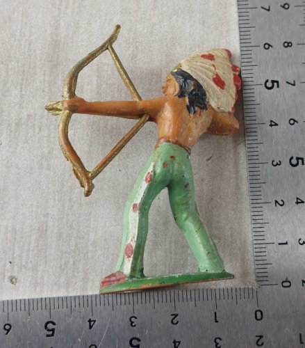 Ancienne figurine, en plastique peint, indien à larc, Michel, 1ère génération ^