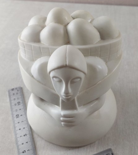 Ancienne figurine, femme au panier, en céramique de Villeroy & Boch