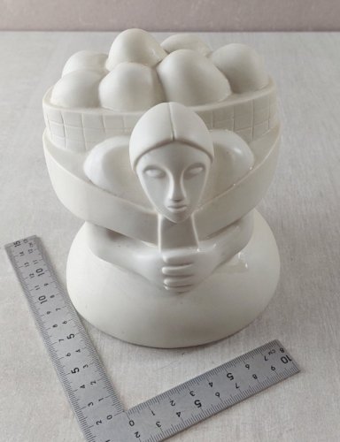 Ancienne figurine, femme au panier, en céramique de Villeroy & Boch