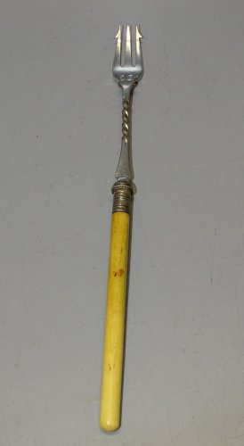 -ANCIENNE FOURCHETTE A CORNICHONS METAL ARGENTE MANCHE lisse COLLECTION    D