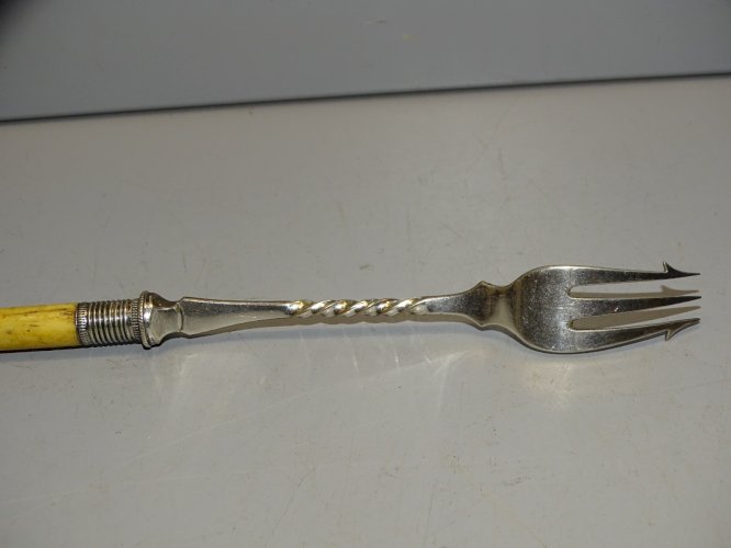 -ANCIENNE FOURCHETTE A CORNICHONS METAL ARGENTE MANCHE lisse COLLECTION    D