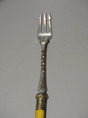 -ANCIENNE FOURCHETTE A CORNICHONS METAL ARGENTE MANCHE lisse COLLECTION    D