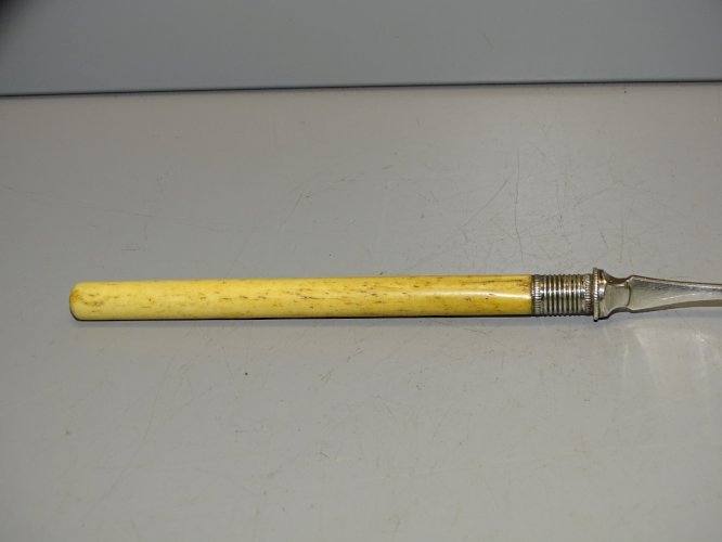 -ANCIENNE FOURCHETTE A CORNICHONS METAL ARGENTE MANCHE lisse COLLECTION    D