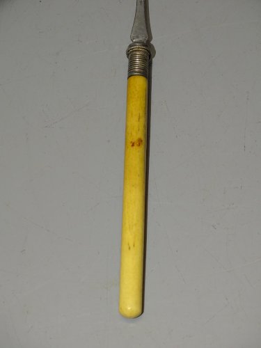 -ANCIENNE FOURCHETTE A CORNICHONS METAL ARGENTE MANCHE lisse COLLECTION    D