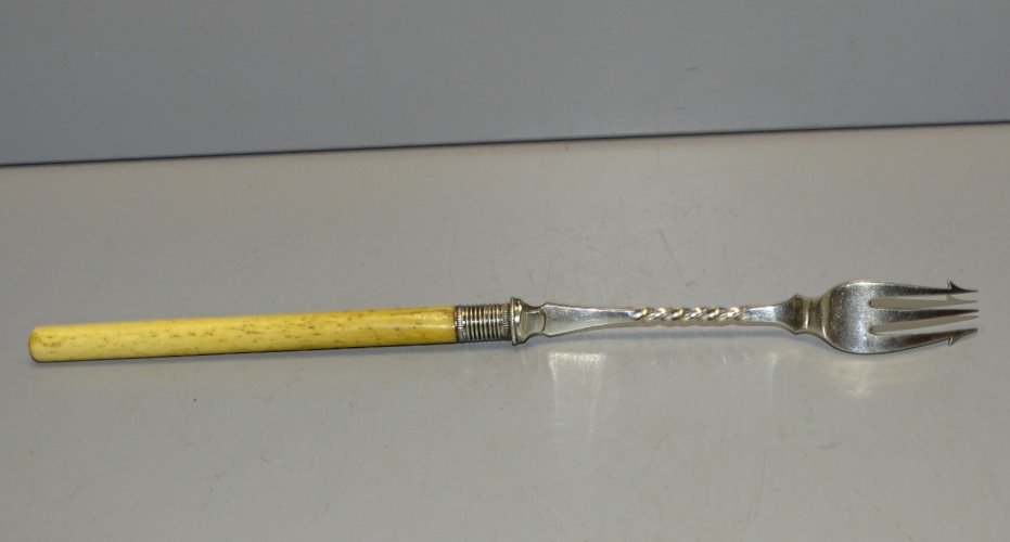 -ANCIENNE FOURCHETTE A CORNICHONS METAL ARGENTE MANCHE lisse COLLECTION    D