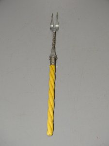 -ANCIENNE FOURCHETTE A CORNICHONS METAL ARGENTE MANCHE Torsadé COLLECTION    D