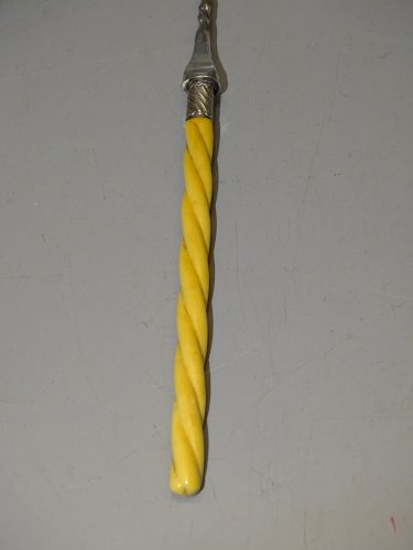 -ANCIENNE FOURCHETTE A CORNICHONS METAL ARGENTE MANCHE Torsadé COLLECTION    D