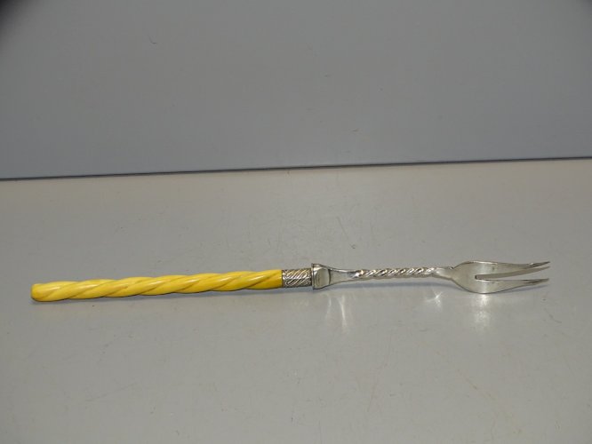 -ANCIENNE FOURCHETTE A CORNICHONS METAL ARGENTE MANCHE Torsadé COLLECTION    D
