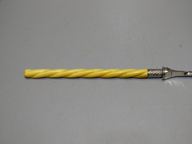 -ANCIENNE FOURCHETTE A CORNICHONS METAL ARGENTE MANCHE Torsadé COLLECTION    D