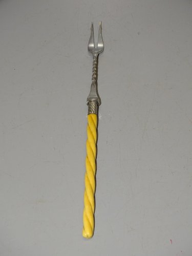-ANCIENNE FOURCHETTE A CORNICHONS METAL ARGENTE MANCHE Torsadé COLLECTION    D