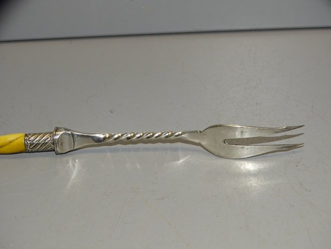 -ANCIENNE FOURCHETTE A CORNICHONS METAL ARGENTE MANCHE Torsadé COLLECTION    D