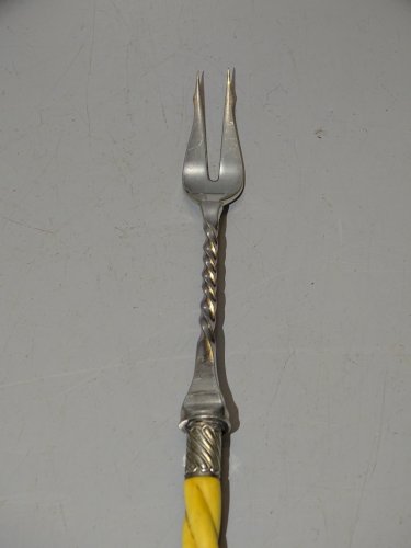 -ANCIENNE FOURCHETTE A CORNICHONS METAL ARGENTE MANCHE Torsadé COLLECTION    D