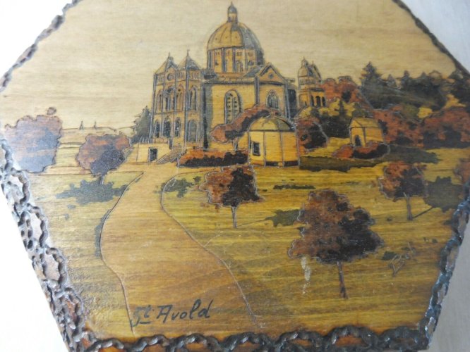  Ancienne grande boîte en bois, décor Saint Avold, signée Boli, Alsace