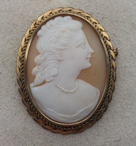 Antique large cameo brooch, in gilded metal.