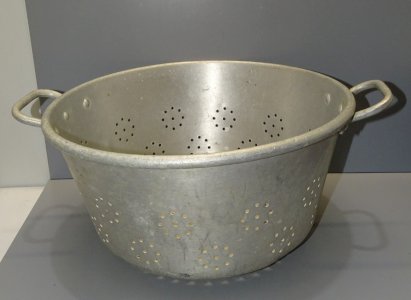 -ANCIENNE GRANDE PASSOIRE DE COLLECTIVITE en ALUMIMIUM DECO CUISINE RESTAURANT D