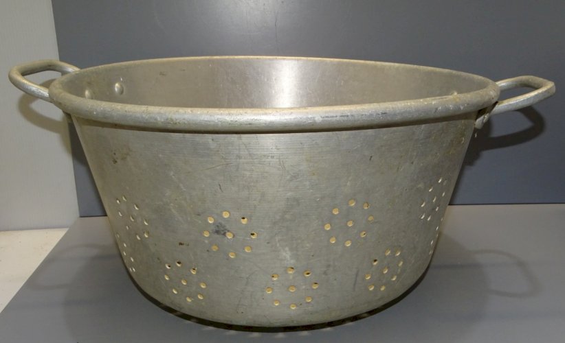 -ANCIENNE GRANDE PASSOIRE DE COLLECTIVITE en ALUMIMIUM DECO CUISINE RESTAURANT D