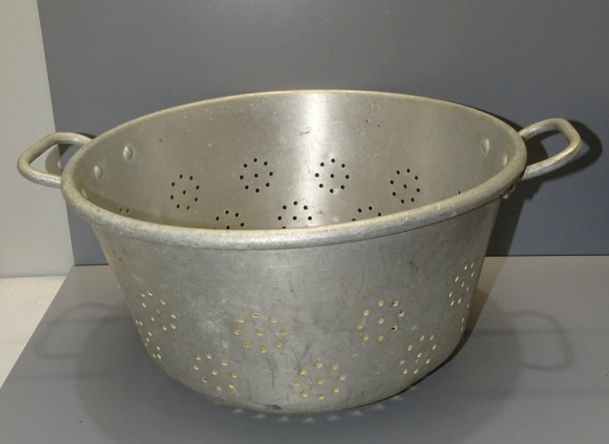 -ANCIENNE GRANDE PASSOIRE DE COLLECTIVITE en ALUMIMIUM DECO CUISINE RESTAURANT D