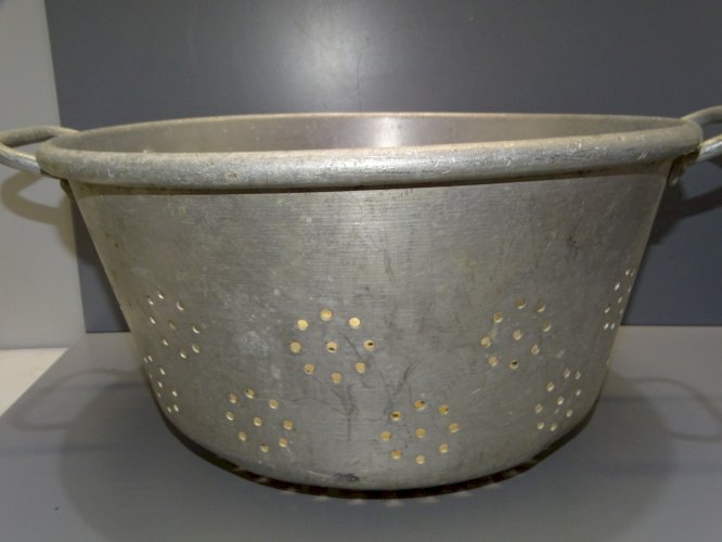 -ANCIENNE GRANDE PASSOIRE DE COLLECTIVITE en ALUMIMIUM DECO CUISINE RESTAURANT D