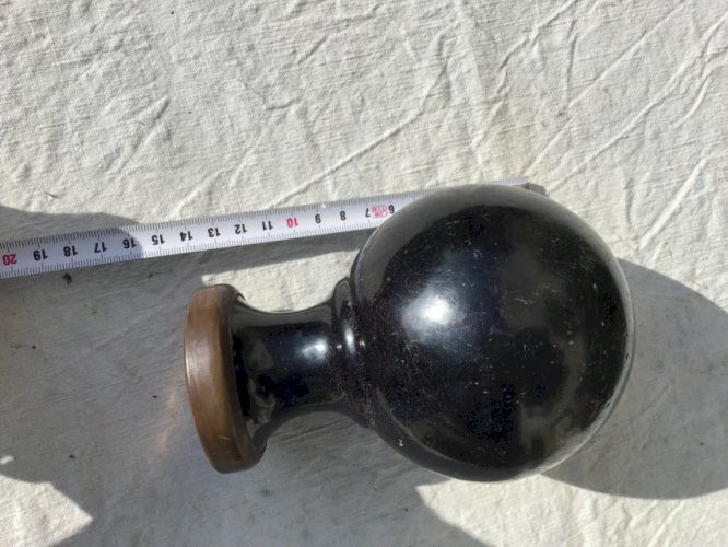 ANCIENNE GROSSE BOULE D ESCALIER EN FONTE DE FER ÉMAILLÉE NOIRE OBJET DE METIER