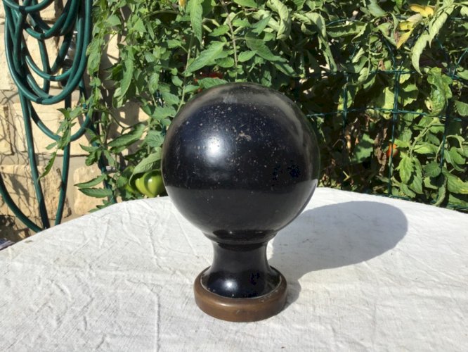 ANCIENNE GROSSE BOULE D ESCALIER EN FONTE DE FER ÉMAILLÉE NOIRE OBJET DE METIER