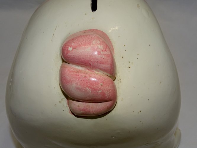 -ANCIENNE GROSSE TIRELIRE COCHON BLANC/ ROSE CERAMIQUE PEINTE VINTAGE VITRINE  D