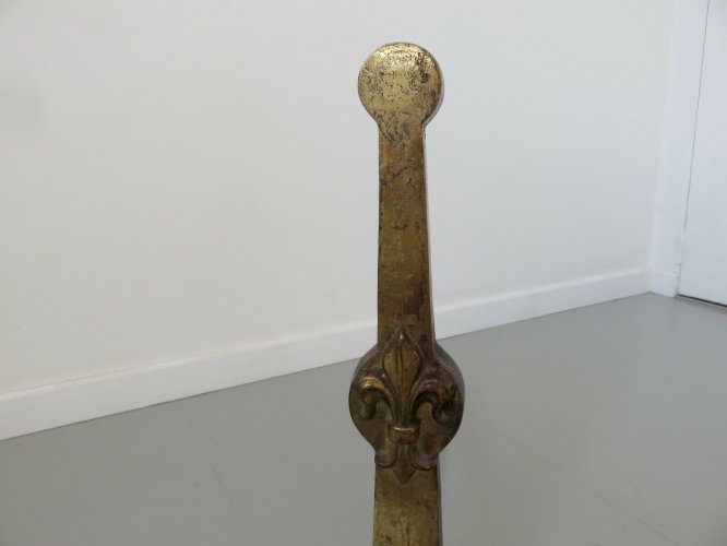 ANCIENNE IMPOSANTE PAIRE DE CHENETS  FLEUR DE LYS  EN BRONZE DORE 