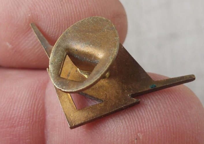 Ancienne insigne / boutonnière émaillée, IER, à identifier ^