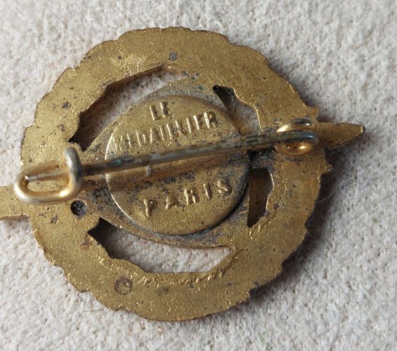 Ancienne insigne / médaille militaire émaillée, Mutilés de guerre ^