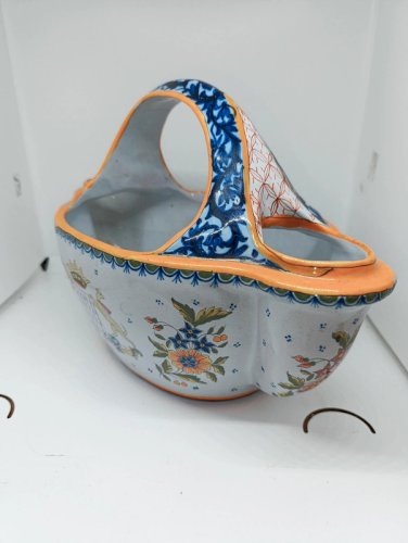 ancienne jardiniere en forme de panier à anse HB Quimper en bon etat
