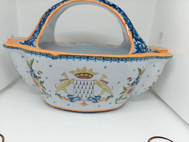 ancienne jardiniere en forme de panier à anse HB Quimper en bon etat