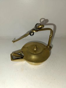 ancienne lampe a huile en laiton en bon etat