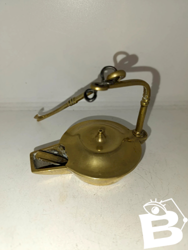 ancienne lampe a huile en laiton en bon etat