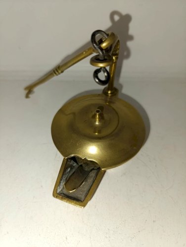 ancienne lampe a huile en laiton en bon etat