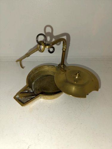 ancienne lampe a huile en laiton en bon etat