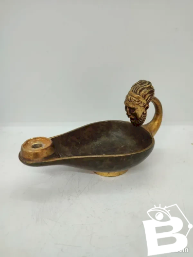 Ancienne lampe a petrole en bronze dans le gout de max le verrier en bon etat