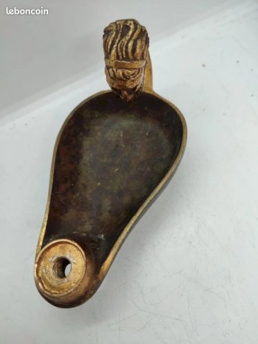 Ancienne lampe a petrole en bronze dans le gout de max le verrier en bon etat