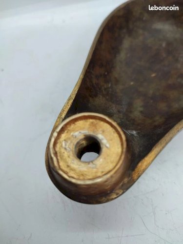 Ancienne lampe a petrole en bronze dans le gout de max le verrier en bon etat