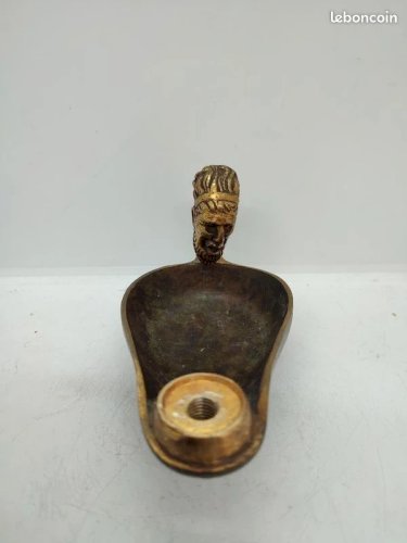 Ancienne lampe a petrole en bronze dans le gout de max le verrier en bon etat
