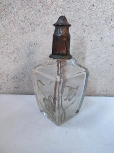 ancienne lampe a petrole? en cristal taillé avec decor de fleur 19eme en bon etat