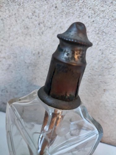 ancienne lampe a petrole? en cristal taillé avec decor de fleur 19eme en bon etat