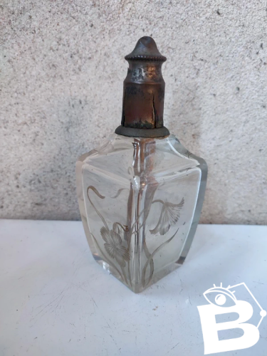 ancienne lampe a petrole? en cristal taillé avec decor de fleur 19eme en bon etat