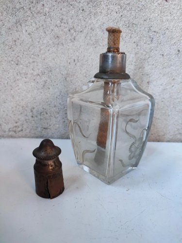 ancienne lampe a petrole? en cristal taillé avec decor de fleur 19eme en bon etat