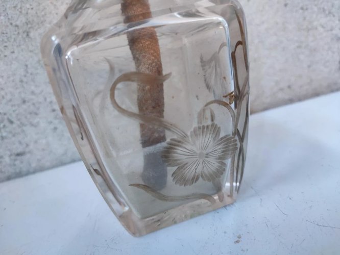 ancienne lampe a petrole? en cristal taillé avec decor de fleur 19eme en bon etat