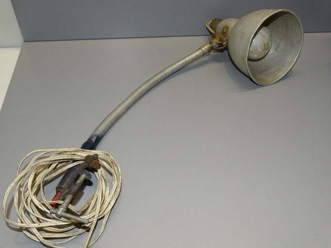 -ANCIENNE LAMPE ALU TIGE FLEXIBLE FIXATION ETAU JUS de GRANGE FONCTIONNE   D