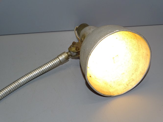 -ANCIENNE LAMPE ALU TIGE FLEXIBLE FIXATION ETAU JUS de GRANGE FONCTIONNE   D