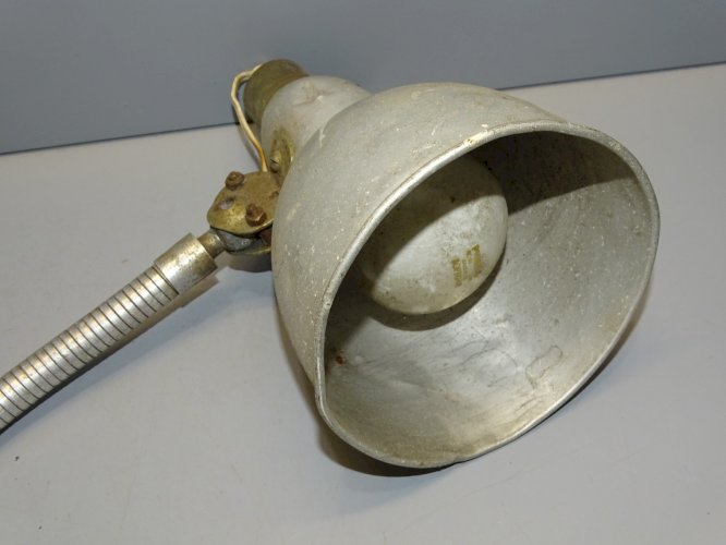 -ANCIENNE LAMPE ALU TIGE FLEXIBLE FIXATION ETAU JUS de GRANGE FONCTIONNE   D