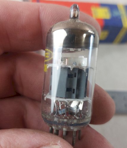 Ancienne lampe / ampoule, tubes radio, Miniwatt Dario, PCC 85