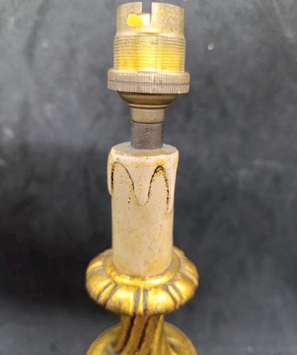 Ancienne lampe en bois ou stuc doré en bon etat(made in chiner )