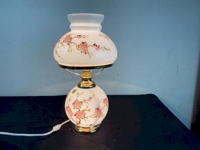 Ancienne lampe en opaline décor floral émaillée , années 1950