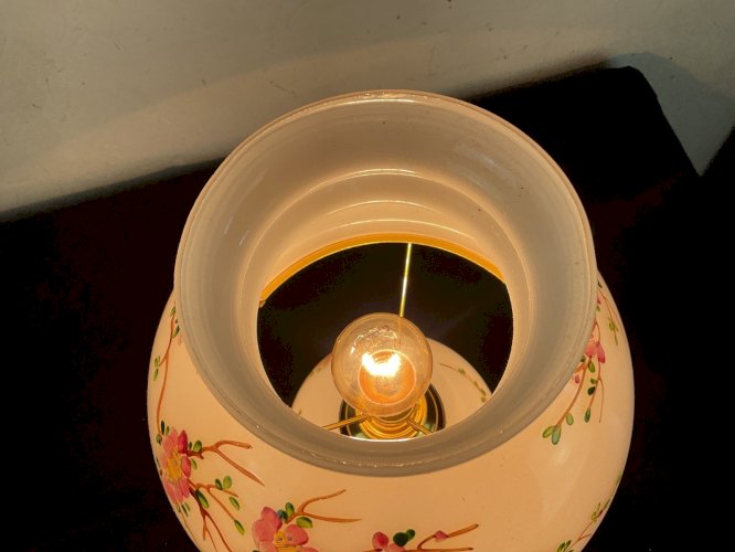 Ancienne lampe en opaline décor floral émaillée , années 1950